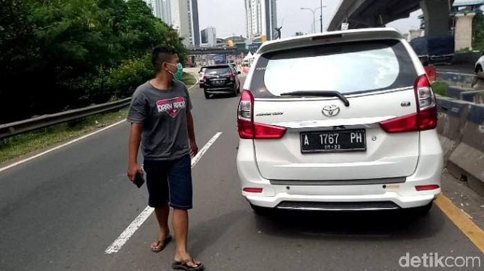 Kendaraan warga diminta putar balik karena tak memiliki izin.