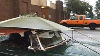 Karena memiliki mobil dengan atap terbuka, pemiliknya bereksperimen dengan menutup atap mobil pakai tenda mini. Foto: Dok. Brightside.