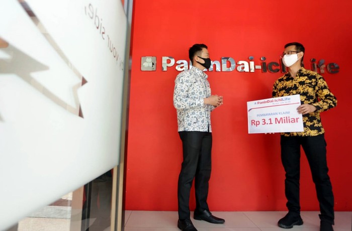 Pencairan Klaim Nasabah Business Development Manager PT Panin Dai-ichi Life Ronny Wiyanto (kiri) berbincang dengan Pemilik Kantor General Agency Mitra Makmur Mandiri Medan Hery Ruslianto Putra saat serah terima klaim mewakili keluarga salah satu nasabah di Medan Sumatera Utara, Jumat (8/5/2020). Panin Dai-ichi Life melakukan pembayaran klaim nasabah di Medan Sumatera Utara, sebesar Rp 3,1 miliar. Pembayaran klaim ini merupakan manfaat dari produk Panin New Multilinked dan Panin Tuntas Madani.
