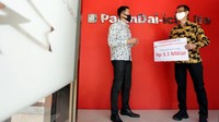 Business Development Manager PT Panin Dai-ichi Life  Ronny Wiyanto (kiri) berbincang dengan Pemilik Kantor General Agency Mitra Makmur Mandiri Medan Hery Ruslianto Putra saat serah terima klaim mewakili keluarga salah satu nasabah di Medan Sumatera Utara, Jumat (8/5/2020). dok. Panin Dai Ichi Life