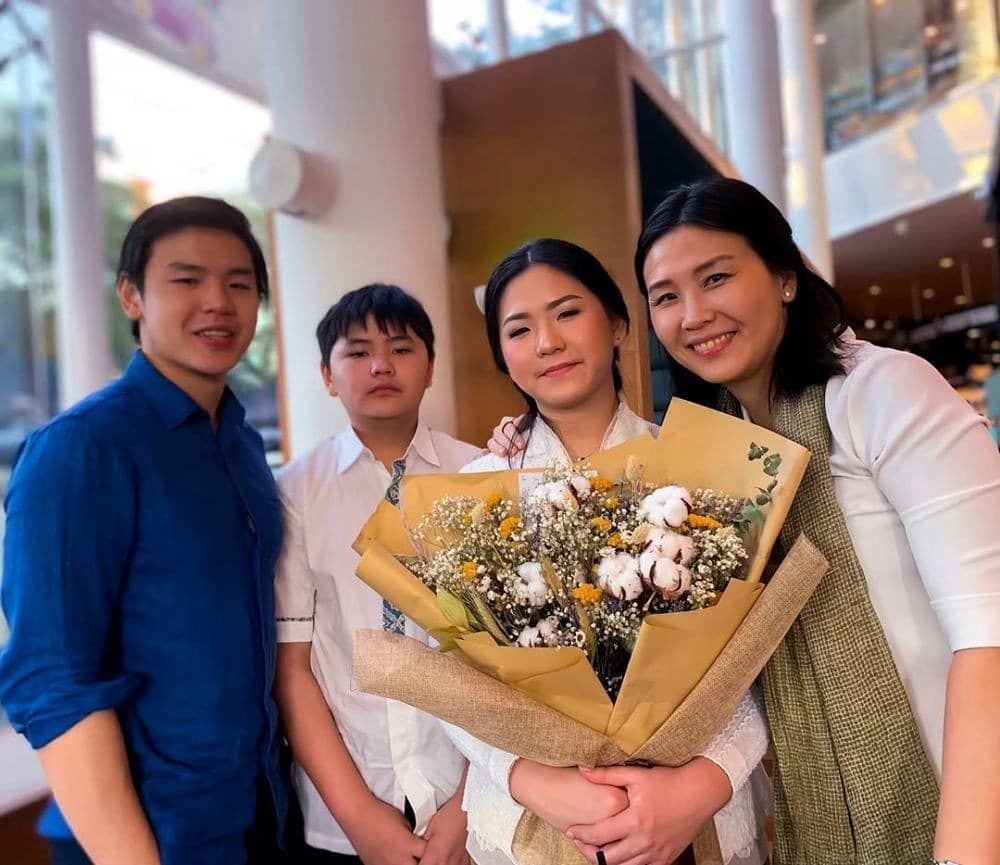 Veronica Tan dan anak-anaknya.