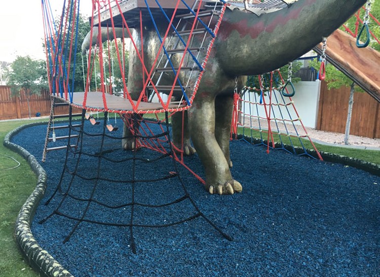 Ini Dinosaurus yang Jadi Tempat Bermain Selama Isolasi Corona Seorang ayah membuat sebuah taman bermain yang berbentuk dinosaurus dengan berbagai fasilitasnya. Taman ini ditujukan untuk bermain anaknya kala pandemi Corona.