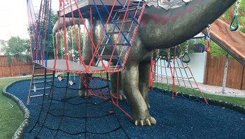 Cosman mengatakan bahwa proyek-proyek seperti ini bukan upaya solo. Kakak dan adiknya, yang keduanya cenderung lebih artistik, membantu banyak. Pacarnya juga membantu. Bahkan anak-anaknya juga ikut membantu agar dapat merasakan bagian darinya. (Istimewa/Dok. Bored Panda/thecauseman)