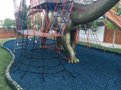 Dinosaurus Jadi Tempat Bermain Selama Isolasi Corona