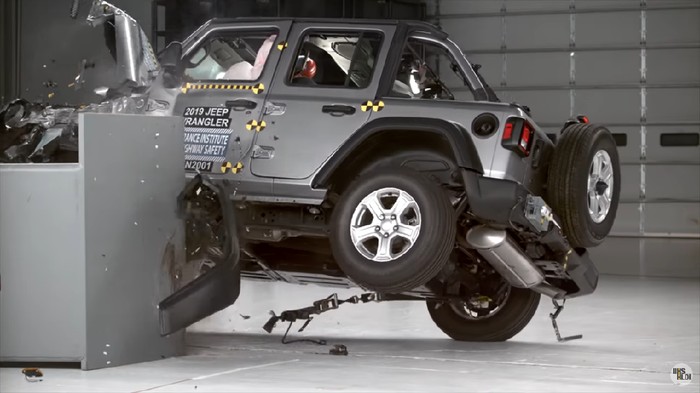 Uji Tabrak Jeep Wrangler