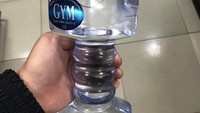 Desain botor air mineral ini unik. Bentuknya menyerupai barbel. Istimewa/Dok. Brightside.me.