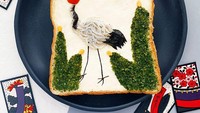 Selanjutnya ada kreasi roti tawar varian asin. Manami melukiskan seekor burung bangau yang sangat artistik. Ia menambahkan ikan teri kecil pada bagian tubuh bangau tersebut. Foto: Instagram @sasamana1204