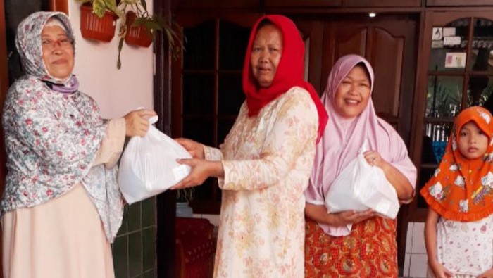 Emak-emak Pengajian Patungan Sembako