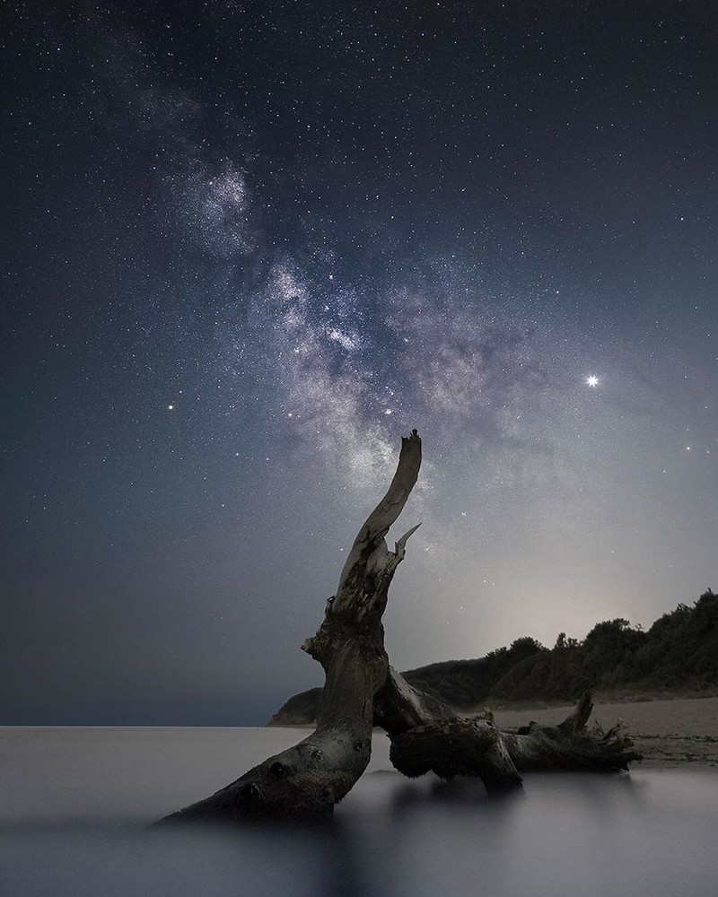 Keindahan Bima Sakti memang tidak bisa dilihat dengan mata telanjang, namun melalui karya-karya berikut ini kita bisa melihat betapa menakjubkannya langit malam