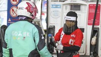 Beragam cara dilakukan guna mengurangi penyebaran virus Corona. Salah satunya adalah penggunaan alat pelindung wajah (Face Shield) sebagai bentuk salah satu upaya untuk melindungi diri saat berhubungan langsung dengan pengendara dalam pencegahan penyebaran COVID-19. ANTARA FOTO/Asprilla Dwi Adha