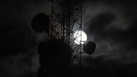 Supermoon yang nampak pada kamis kemarin terjadi mulai pukul 17.45 WIB. ANTARA FOTO/Iggoy el Fitra