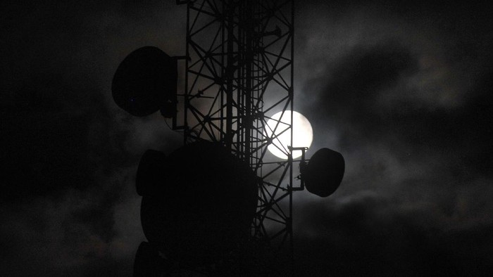Bulan purnama besar atau Supermoon terlihat dengan latar depan menara seluler di Padang, Sumatera Barat, Rabu (6/5/2020) malam. Fenomena Supermoon atau ketika bulan berada dalam posisi terdekatnya dengan bumi itu yang terakhir di tahun 2020 dan dapat disaksikan mulai Rabu (6/5/2020) hingga tiga hari ke depan. ANTARA FOTO/Iggoy el Fitra/foc.
