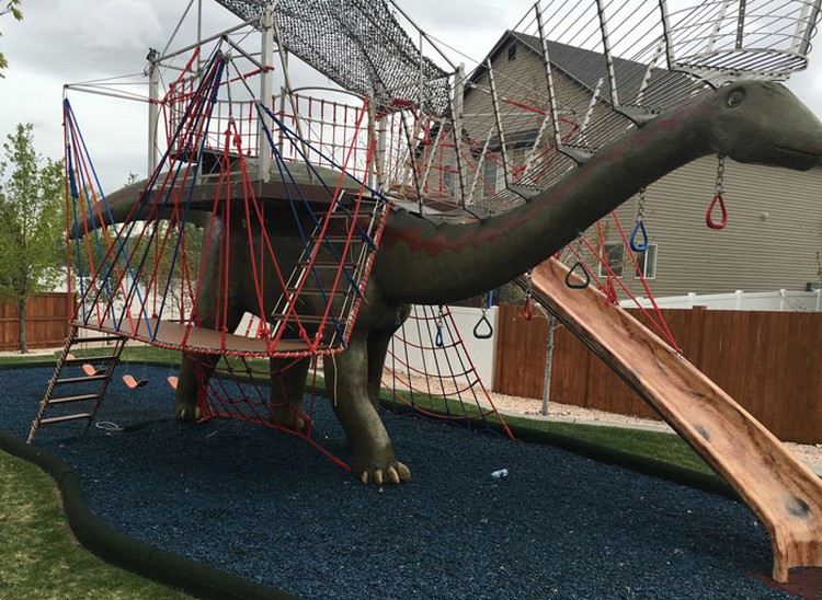 Seorang ayah membuat sebuah taman bermain yang berbentuk dinosaurus dengan berbagai fasilitasnya. Taman ini ditujukan untuk bermain anaknya kala pandemi Corona.