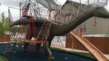 Seorang ayah bernama Matthew Cosman baru-baru ini membagikan proyek DIY-nya dengan ukuran besar: taman bermain all-in-one raksasa dalam bentuk seekor dinosaurus. (Istimewa/Dok. Bored Panda/thecauseman)