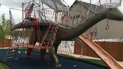 Dinosaurus Jadi Tempat Bermain Selama Isolasi Corona