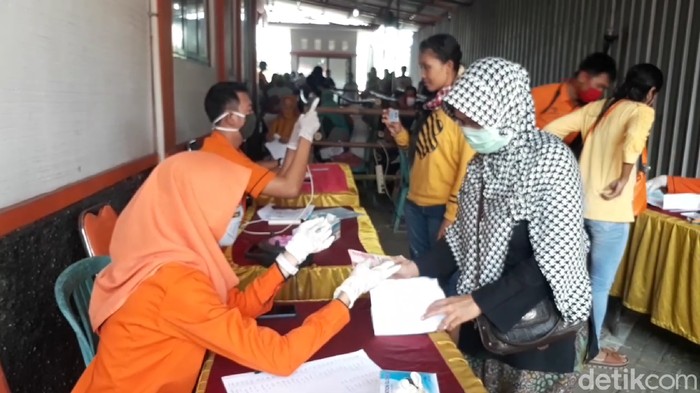 Suasana pencairan dana bantuan sosial pandemi Corona di Brebes, Jumat (8/5/2020).