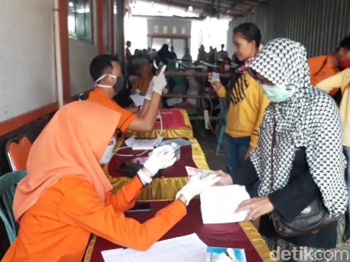 Suasana pencairan dana bantuan sosial pandemi Corona di Brebes, Jumat (8/5/2020).