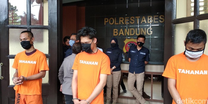 Ferdian Paleka berbaju tahanan terancam 12 tahun bui akibat konten prank