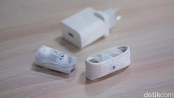 Charger, kabel data USB Type C dan earphone turut diberikan. Foto: Adi Fida Rahman/detikINET