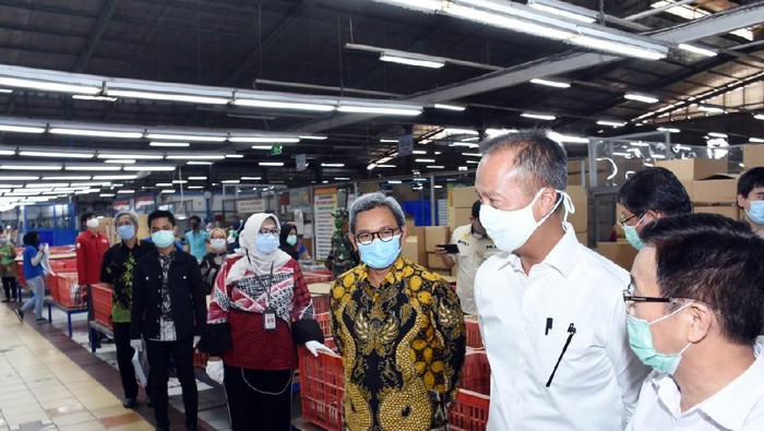 Menteri Perindustrian Agus Gumiwang cek Industri yang operasi saat PSBB