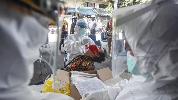 Medical staff took samples during the 'COVID-19 swab test' at the Kebon Kembang market, Bogor City, West Java, on Friday (05/08/2020). The randomized test for 175 entrepreneurs and merchants aims to detect and prevent the spread of COVID-19 in the traditional market area. BETWEEN PHOTOS / Yulius Satria Wijaya / pras.