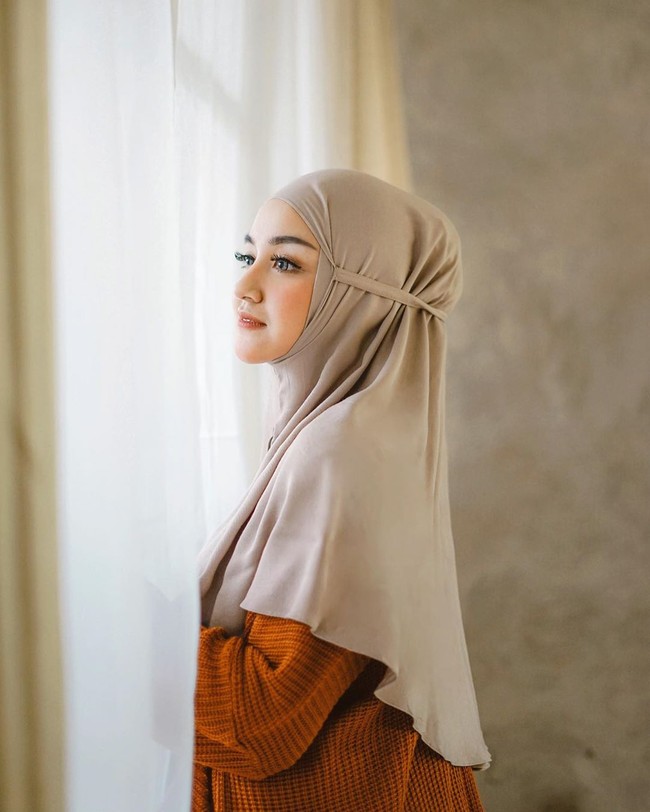 Mocca menjadi warna favorit para selebgram, termasuk Antik Arifani yang memilih mengenakan bergo instan warna mocca saat #dirumahaja. Antik Arifani memadukan bergo instan dengan blouse knit warna terracota.  Foto: instagram @irlitalmaida