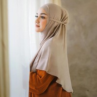 Mocca menjadi warna favorit para selebgram, termasuk Antik Arifani yang memilih mengenakan bergo instan warna mocca saat #dirumahaja. Antik Arifani memadukan bergo instan dengan blouse knit warna terracota.  Foto: instagram @irlitalmaida