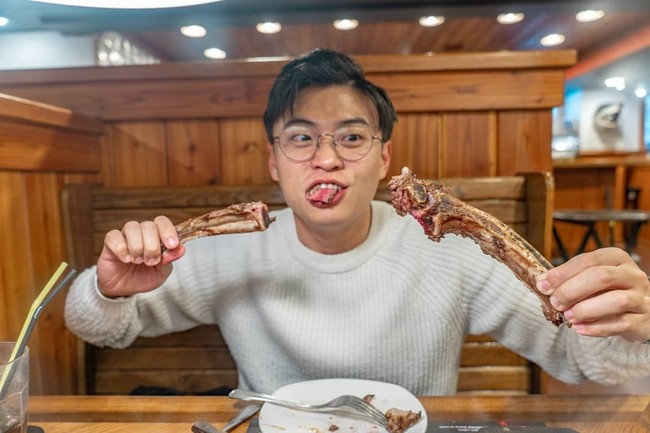 Youtuber asal Korea Selatan, Jang Hansol dikenal karena gaya bicaranya yang medok. Hal itu dikarenakan dirinya cukup fasih berbahasa Indonesia dan Jawa. Walaupun lahir di Korea namun Jang Hansol sudah tinggal di Indonesia sejak kecil. Foto: Instagram @hansoljang110