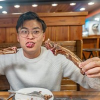 Youtuber asal Korea Selatan, Jang Hansol dikenal karena gaya bicaranya yang medok. Hal itu dikarenakan dirinya cukup fasih berbahasa Indonesia dan Jawa. Walaupun lahir di Korea namun Jang Hansol sudah tinggal di Indonesia sejak kecil. Foto: Instagram @hansoljang110