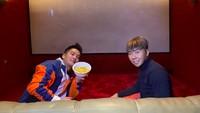 Santai bareng Boy William di rumahnya, Roy menjamu presenter itu popcorn sambil nonton di bioskop mini. Seru!   Foto: Instagram roykiyoshi