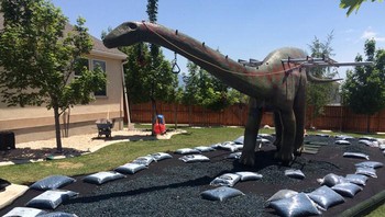 Dinosaurus itu sendiri dikatakan memiliki panjang 48 kaki (14,3 meter), dengan ketinggian 10 hingga 12 kaki (3,0-3,6 meter). (Istimewa/Dok. Bored Panda/thecauseman)