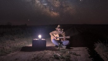 Bermain Musik di tengah temaramnya gelap malam. Istimewa/Dok. Boredpanda/Mihail Minkov.  