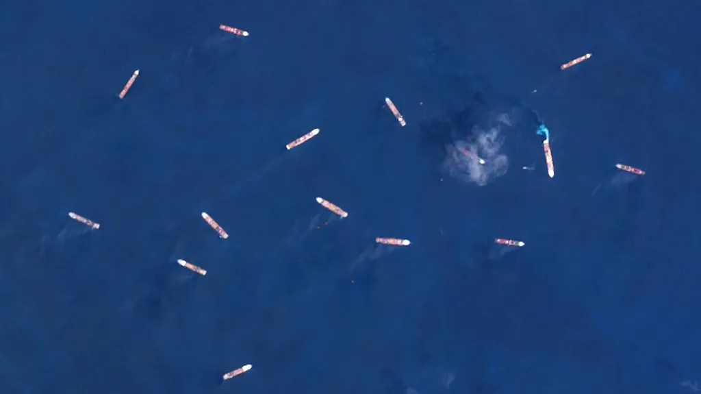 Foto Satelit Kapal Pesiar di Laut