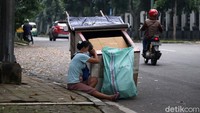 Para MKKS ini menanti derma dari pengguna jalan di bulan ramadhan dan juga di tengah pandemi Corona ini.