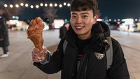 Begini antusiasnya Hansol saat berusaha menghabiskan makanan sebesar ini. Foto: Instagram @hansoljang110