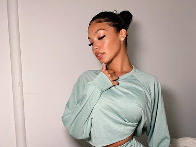 Terlepas dari kontroversinya karena dikritik terlalu vulgar saat menjadi model baju renang, Tiona cukup populer di media sosial. Ia telah memiliki 1,1 juta pengikut di Instagram. Foto: dok. Instagram