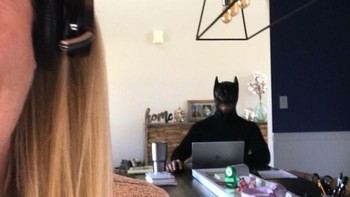 Layaknya kebanyakan orang pada umumnya, Cara Fields menjalankan work from home selama wabah virus Corona melanda. Foto: Cara Fields