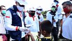 Gaya Sandiaga Uno Bagi-bagi Sembako di Bandung