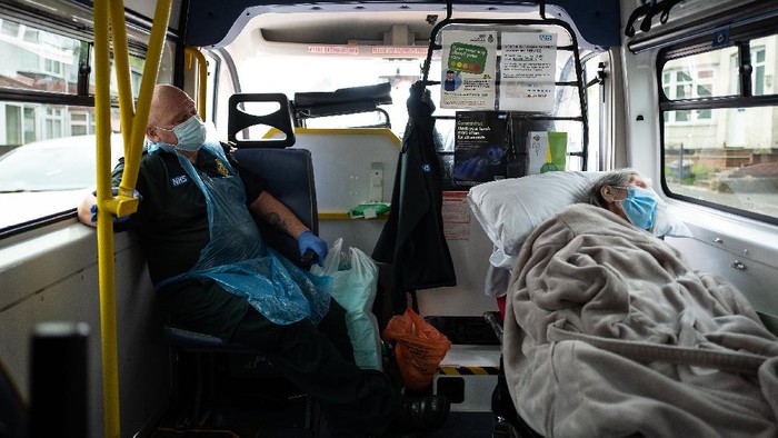 Potret Kesibukan Petugas Ambulans COVID-19 di Inggris Hingga kini Inggris memiliki 207 ribu kasus COVID-19 dan tertinggi keempat dunia. Tak ayal, petugas ambulans pun tampak sangat sibuk lalu lalang menjemput para pasien yang terjangkit Corona.