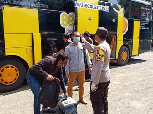 Bus Bawa 15 ABK Kapal Pesiar Italia Dihentikan di Surabaya