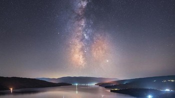 Di saat seperti itu, cobalah renungkan kebijaksanaan bintang-bintang yang telah ada jauh sebelum umat manusia dan akan tetap lama setelah itu. Istimewa/Dok. Boredpanda/Mihail Minkov.