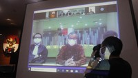 Majelis hakim memvonis Emirsyah Satar dengan hukuman delapan tahun penjara dan denda Rp1 Miliar subsider tiga bulan kurungan serta membayar uang pengganti sekitar 2,1 juta dolar Singapura subsider dua tahun kurungan.