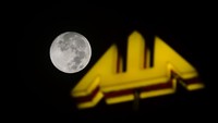 Fenomena Supermoon atau posisi bulan terdekat dengan bumi ini juga terpantau dari kota Kudus, Kamis (7/5/2020). ANTARA FOTO/Yusuf Nugroho