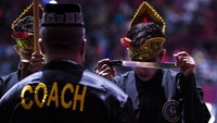 Donald F. Draeger yang merupakan salah seorang peneliti silat ini telah berpendapat bahwa bukti dari adanya pencak silat ini bisa dilihat dari beberapa artefak senjata yang telah ditemukannya. Senjata-senjata yang ditemukan ini telah dipercaya berasal dari masa klasik yaitu pada masa Hindu-Budha di tanah Nusantara. Bahkan ia juga mengakui terdapat adanya sejarah pencak silat ini melalui relief yang membentuk orang dengan gaya kuda-kudanya di Candi Prambanan dan Candi Borobudur.  Chaideer Mahyuddin/AFP via Getty Images