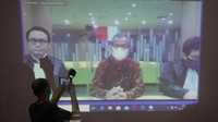 Tayangan video conference (vicon) yang menayangkan terdakwa mantan Dirut Garuda Indonesia Emirsyah Satar (tengah) menjalani sidang pembacaan putusan di gedung KPK, Jakarta, Jumat (8/5/2020).