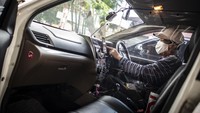 Pemasangan plastik pembatas antara pengemudi dengan penumpang tersebut bertujuan untuk mencegah penyebaran COVID-19 sehingga memberikan kenyamanan dan keamanan kepada pelanggan taksi daring.