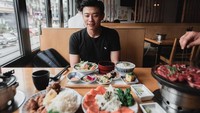 Hansol yang sempat tinggal di Indonesia, sering mengabadikan momen kulinerannya yang seru. Foto: Instagram @hansoljang110