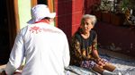 Gaya Sandiaga Uno Bagi-bagi Sembako di Bandung