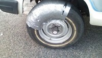 Cara baru menambal ban mobil yang bocor. Lakban bisa menolong Anda di segala situasi. Foto: Dok. Brightside.