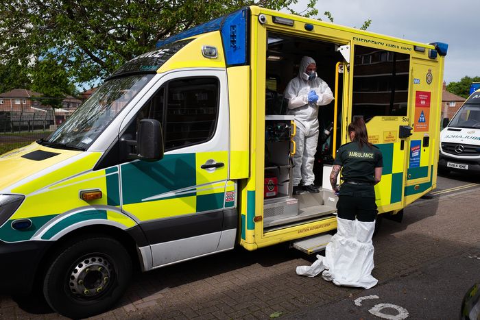 Hingga kini Inggris memiliki 207 ribu kasus COVID-19 dan tertinggi keempat dunia. Tak ayal, petugas ambulans pun tampak sangat sibuk lalu lalang menjemput para pasien yang terjangkit Corona.